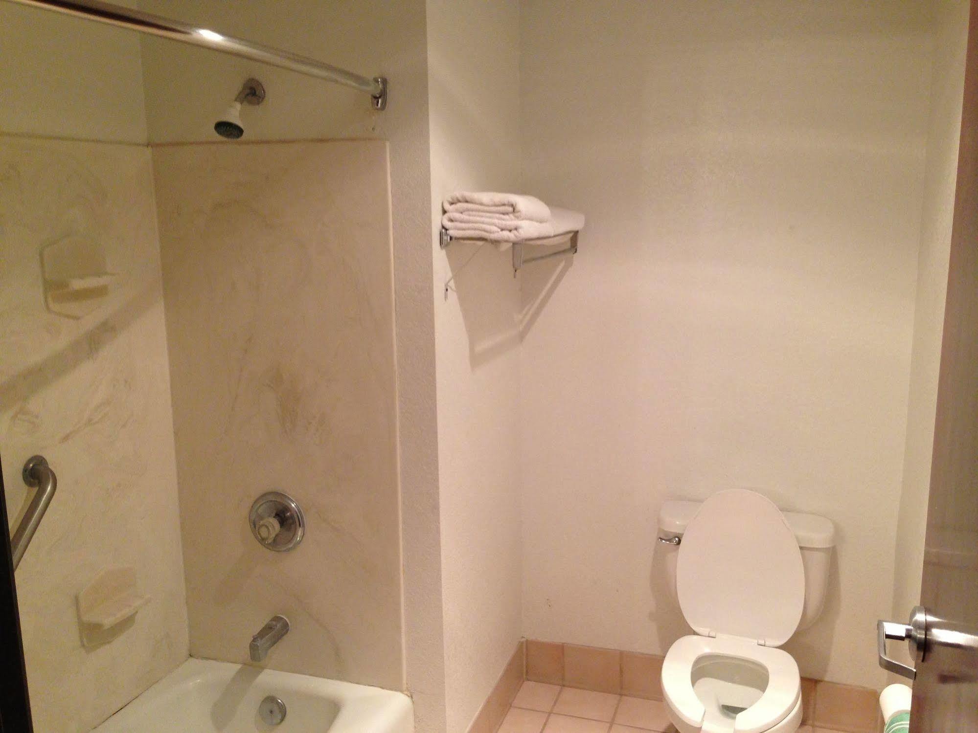 הובס Brentwood Inn & Suites מראה חיצוני תמונה
