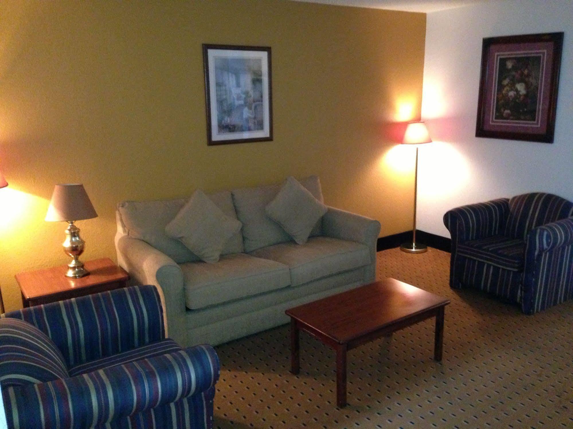 הובס Brentwood Inn & Suites מראה חיצוני תמונה