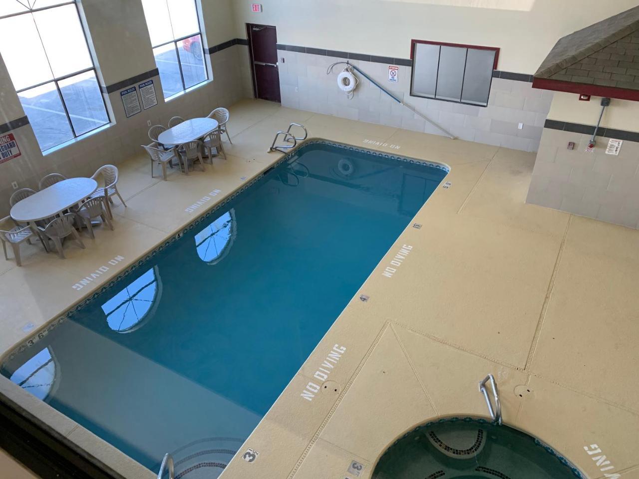 הובס Brentwood Inn & Suites מראה חיצוני תמונה